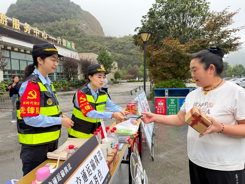 2 圖為執法人員向司乘人員發放小禮品及宣傳折頁.jpg