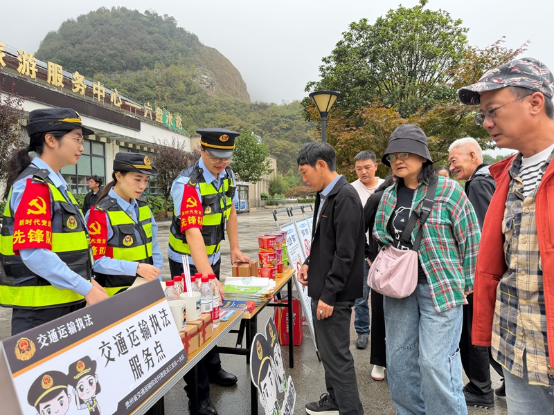 4  圖為大隊公職律師向過往司乘介紹公職律師團隊職能職責.jpg