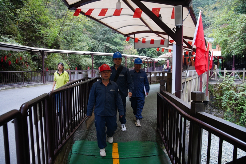 10月2日，铜仁江口供电局员工走进梵净山景区，全力保障节日期间用电安全保障。
