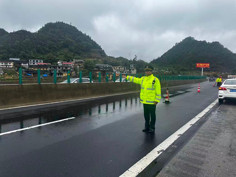 2 圖為特殊路段值守，快速處置輕微事故。 龍維濤 攝.jpg