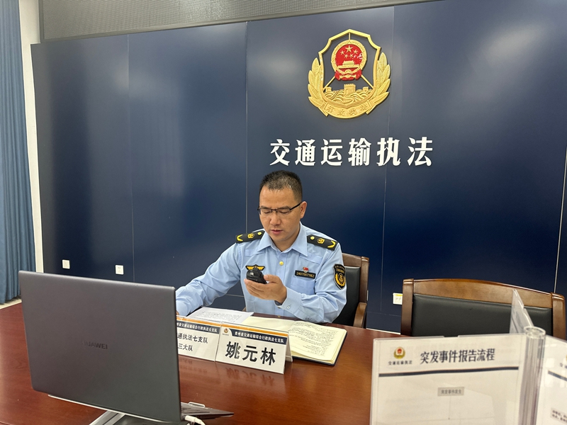 3 圖為值班領導依托實時對講設備進行指揮調度。 龍維濤  攝.jpg