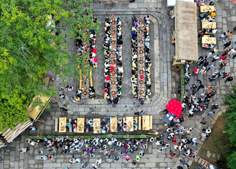 2026年10月2日，游客在贵州省遵义市播州区乌江寨景区品尝长桌八方宴美食。
