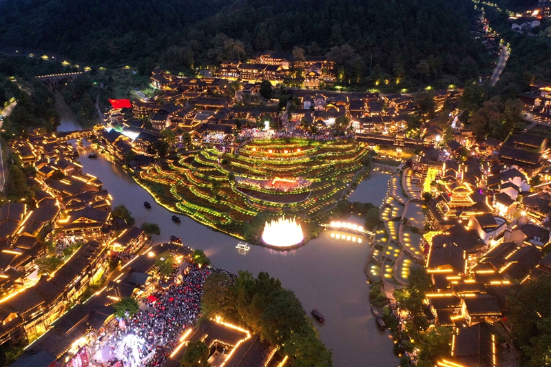 2026年10月2日晚，贵州省遵义市播州区乌江寨景区举行掌灯仪式，景区灯火通明。