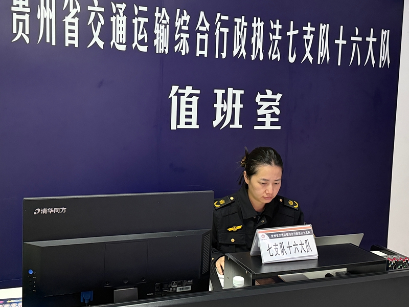 4 圖為楊果在大隊值班室進行信息報送。 萬家加 攝