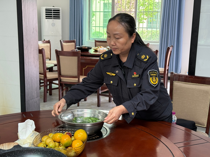 5 圖為蔣汶靜在廚房准備大伙的伙食。萬家加 攝