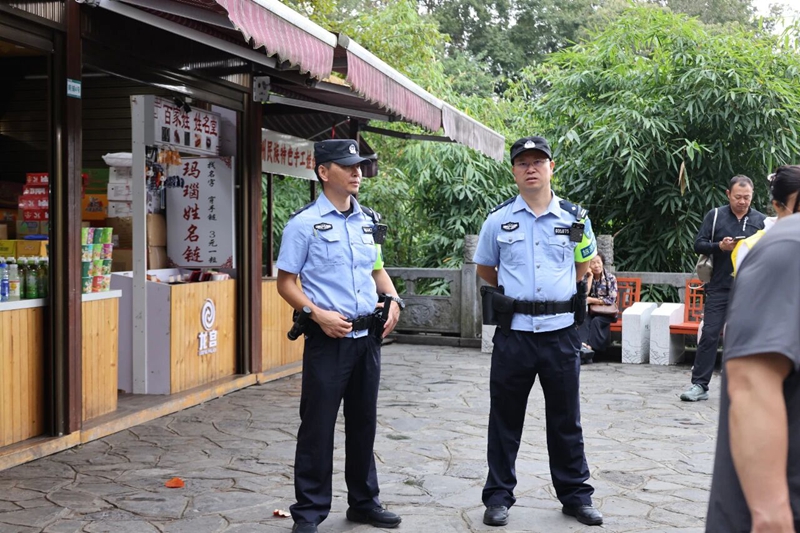 1 圖為在國慶假期堅守在崗的工作人員。