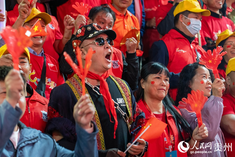 12、观众为赛场对决热烈喝彩。人民网 黄小桃摄
