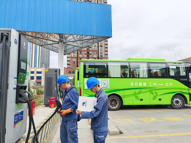 南方電網貴州興仁供電局工作人員對城際公交充電站供電設施進行特巡。陳子健 攝