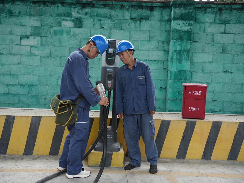 南方電網貴州德江供電局工作人員走進充電站排查用電隱患。李朝輝 攝）