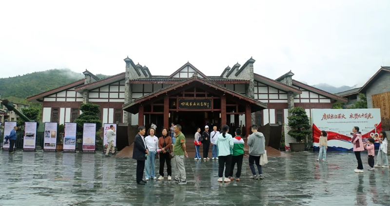 四渡赤水紀念館游人如織，紅色研學熱度高漲。羅利飛 攝