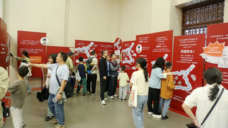 游客駐足紅色漫畫展，趣味讀懂四渡赤水歷史。羅利飛 攝