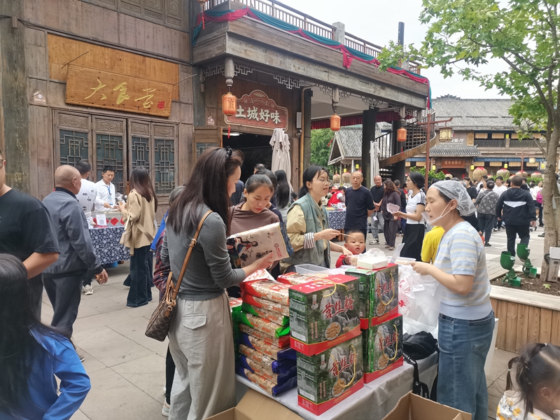 羅五苕絲糖禮盒堆滿攤桌，游客選購打包。稅會靜  攝.jpg