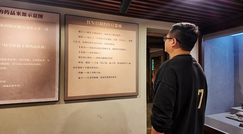 2、在長崗紅軍醫院舊址，游客重溫歷史。.jpg