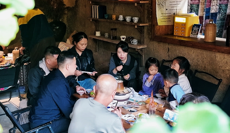 3、在塵外楠山民宿配套咖啡館，游客圍爐煮茶。..jpg
