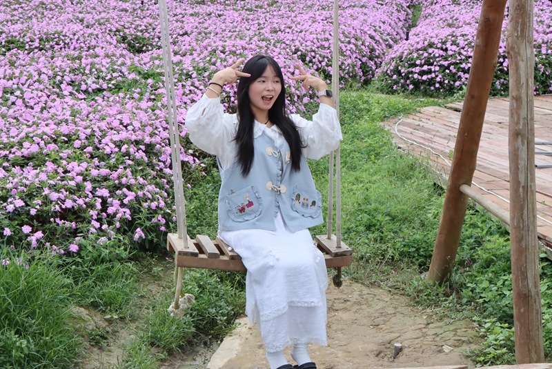 2、游客在花海拍照 。.JPG