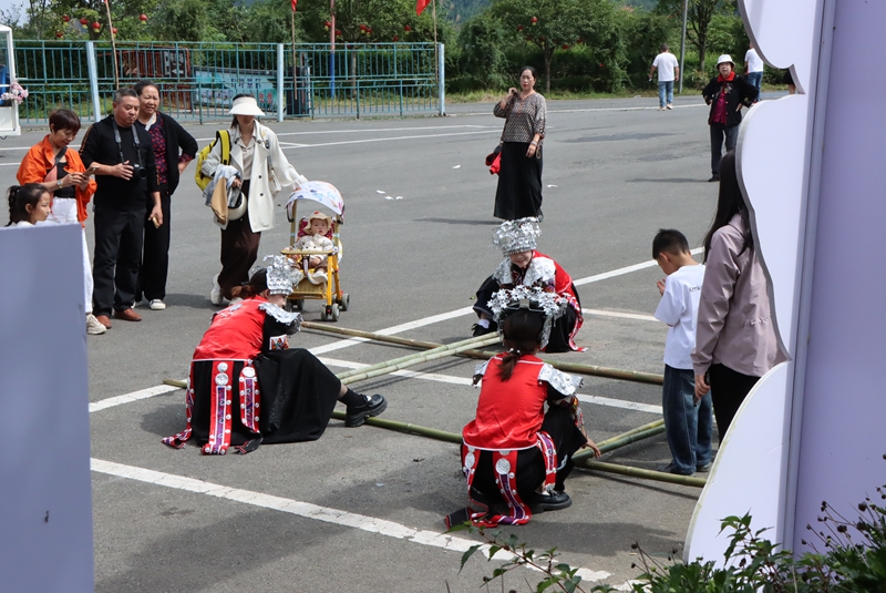 3、 游客在桐梓縣杉坪景區體驗竹竿舞。.JPG