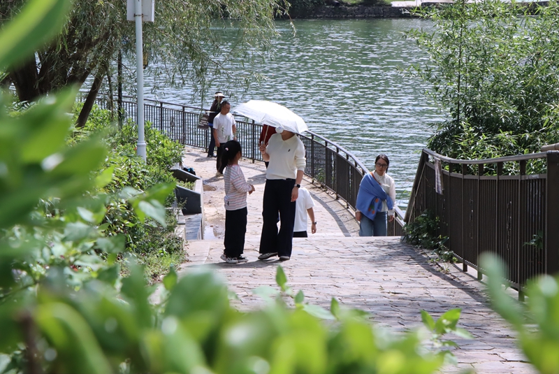 7、游客漫步。.JPG