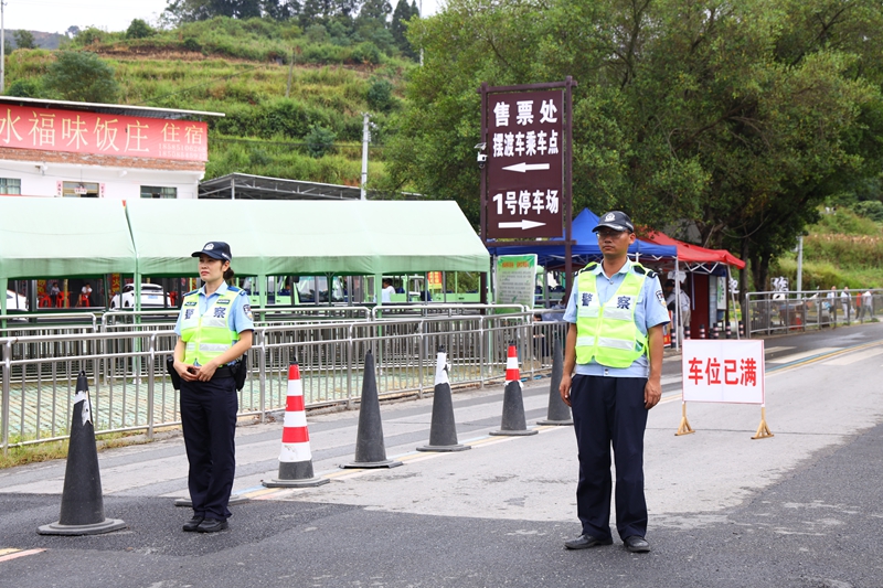 羅甸縣公安局交通管理大隊人員在景區入口值守.jpg