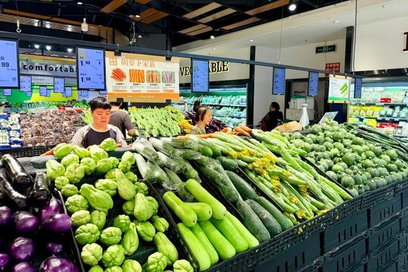 市民在超市选购蔬菜。