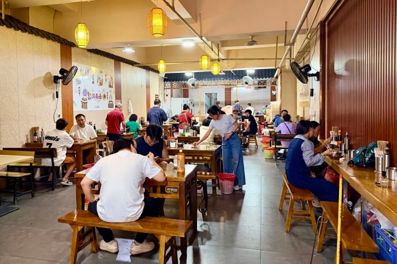 牛肉粉坐满食客。