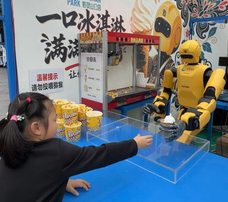 人形服务机器人正在工作。