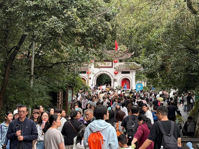 国庆期间黔灵山公园游客如织。