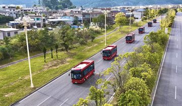 贵州独山14台新能源公交车10月1日正式投用9月28日，贵州省独山县新公交车首发仪式在城南公交站举行，14台全新纯电动新能源公交车将于10月1日正式投入使用。