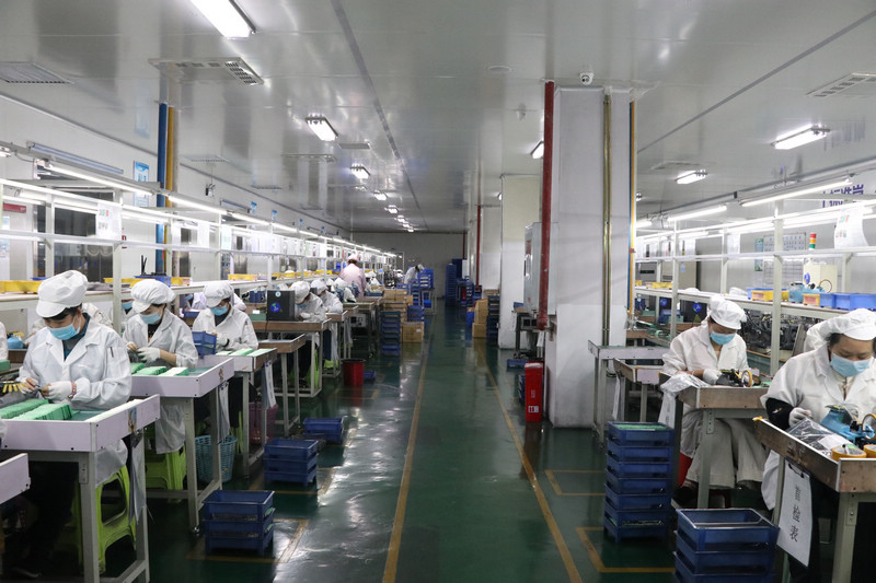 贵州贵航新能源科技有限公司工人正在赶制订单。