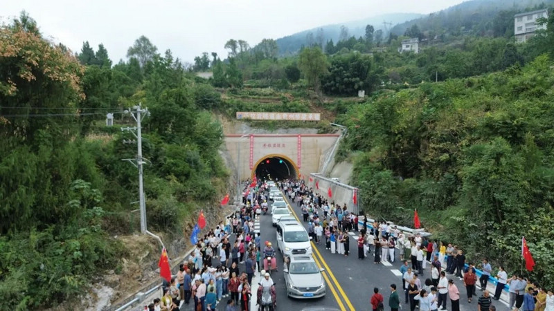 当地群众自发前往手拉岩隧道口，见证通车时刻。