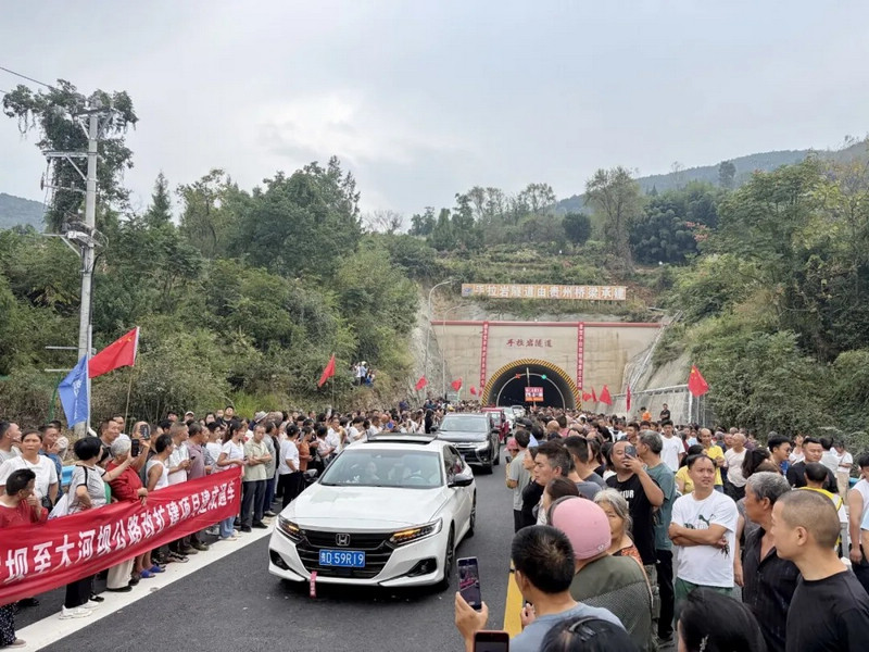 当地群众自发前往手拉岩隧道口，见证通车时刻。