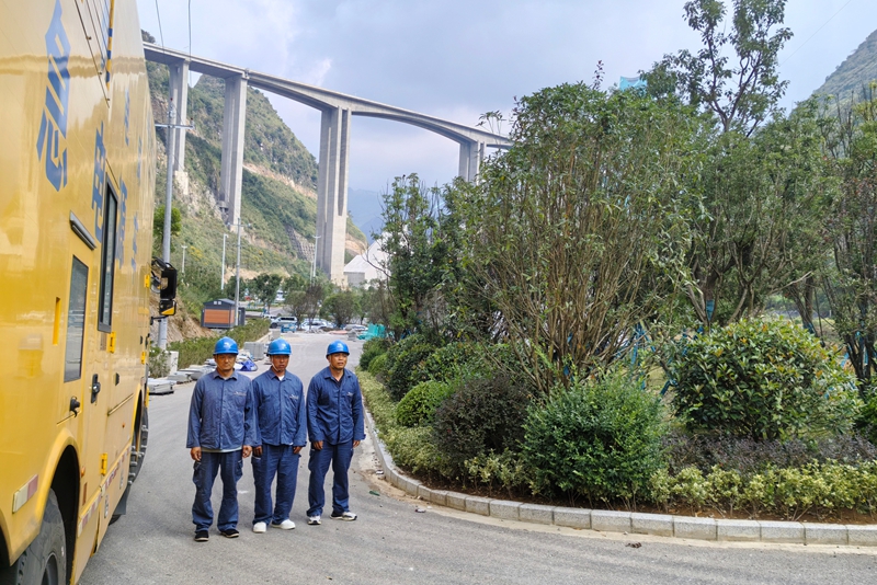 5、南方電網貴州興義供電局保供電人員駐守現場保供電。.jpg