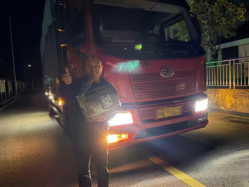 2.凌晨4點20物流公司貨車司機拿回包裹