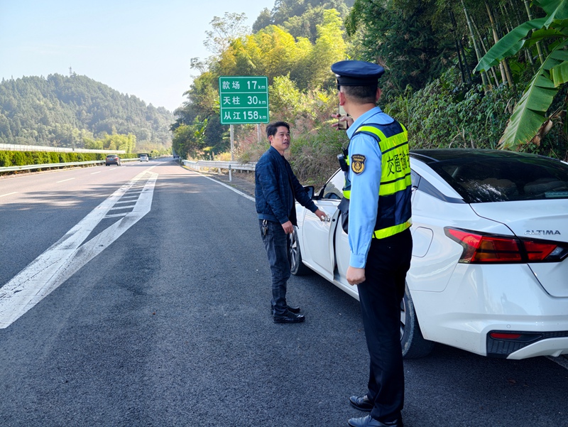 1 圖為執法人員為司機指引路線、提示行車注意事項
