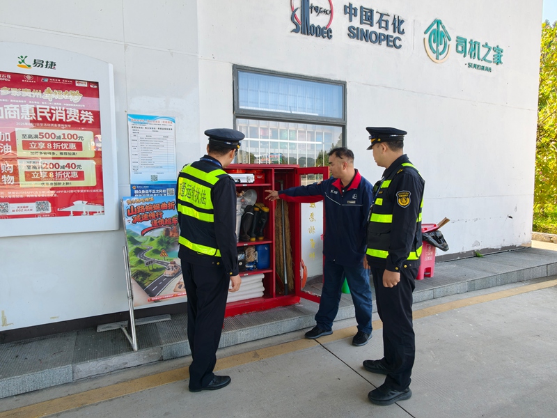 3 圖為執法人員在轄區高速服務區加油站檢查消防應急物資