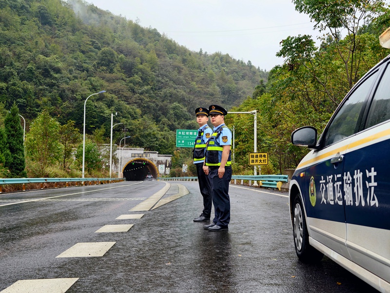 4 圖為執法人員在轄區高速隧道入口定點巡查值守
