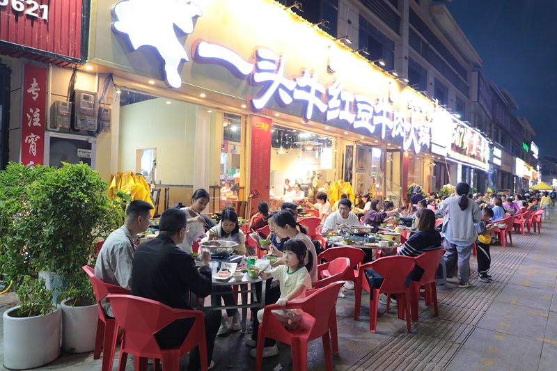 圖為游客在石阡品嘗美食。楊文美攝 (3).JPG