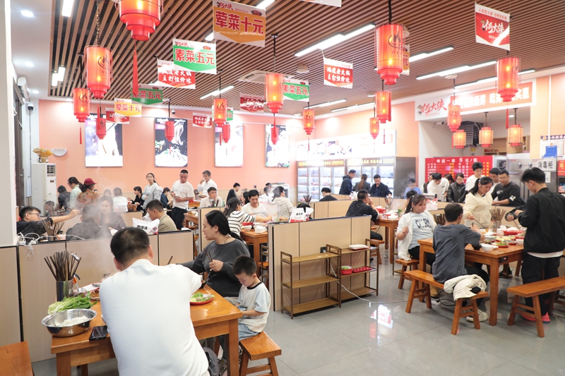 圖為游客在石阡品嘗美食。楊文美攝 (1).JPG