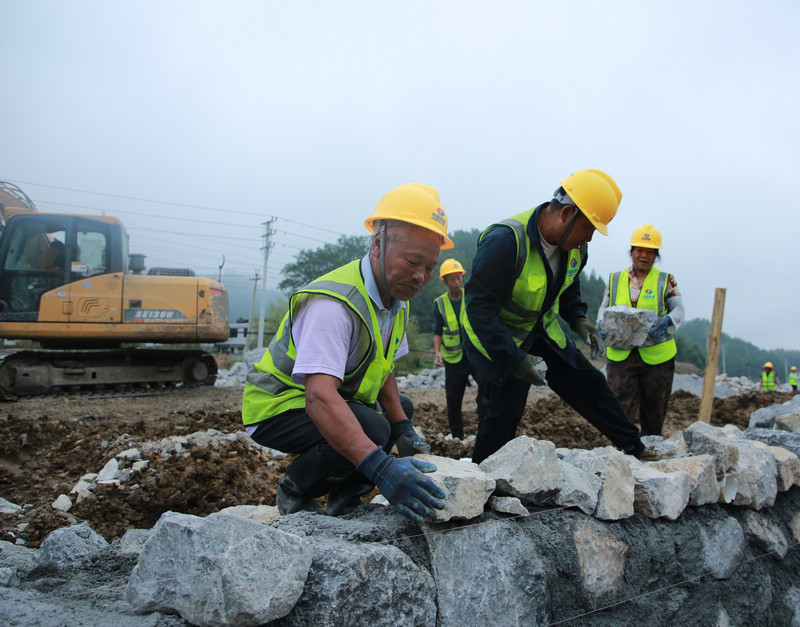 印江自治县木黄新光100MW200MWh储能电站项目建设施工现场，工人们抢节点开展围墙基础施工。梅亚军摄