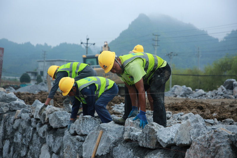 印江自治县木黄新光100MW200MWh储能电站项目建设施工现场，工人们抢节点开展围墙基础施工。梅亚军摄