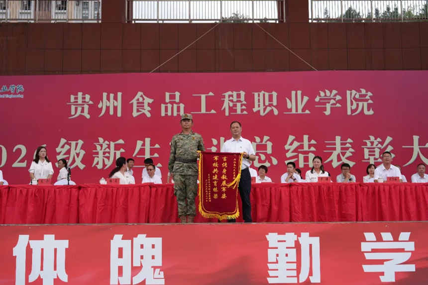 赠送锦旗。