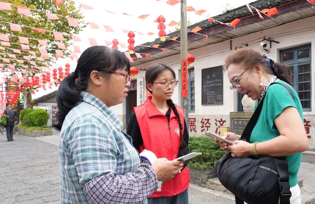 志願者為游客講解景點路線。