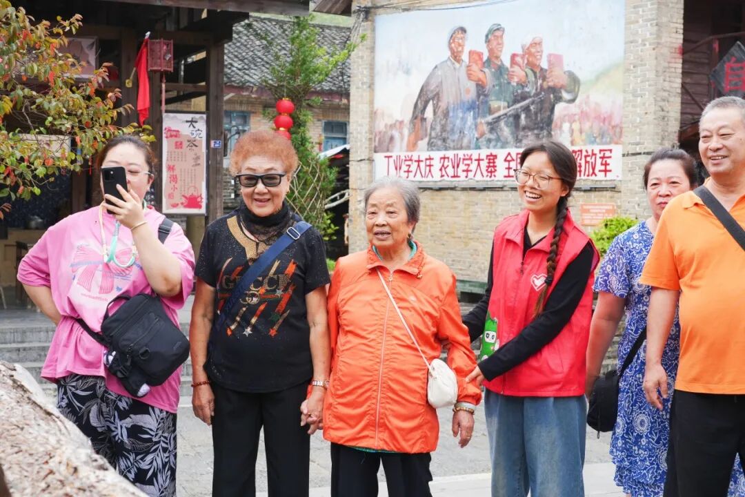 志願者為游客講解景點路線。