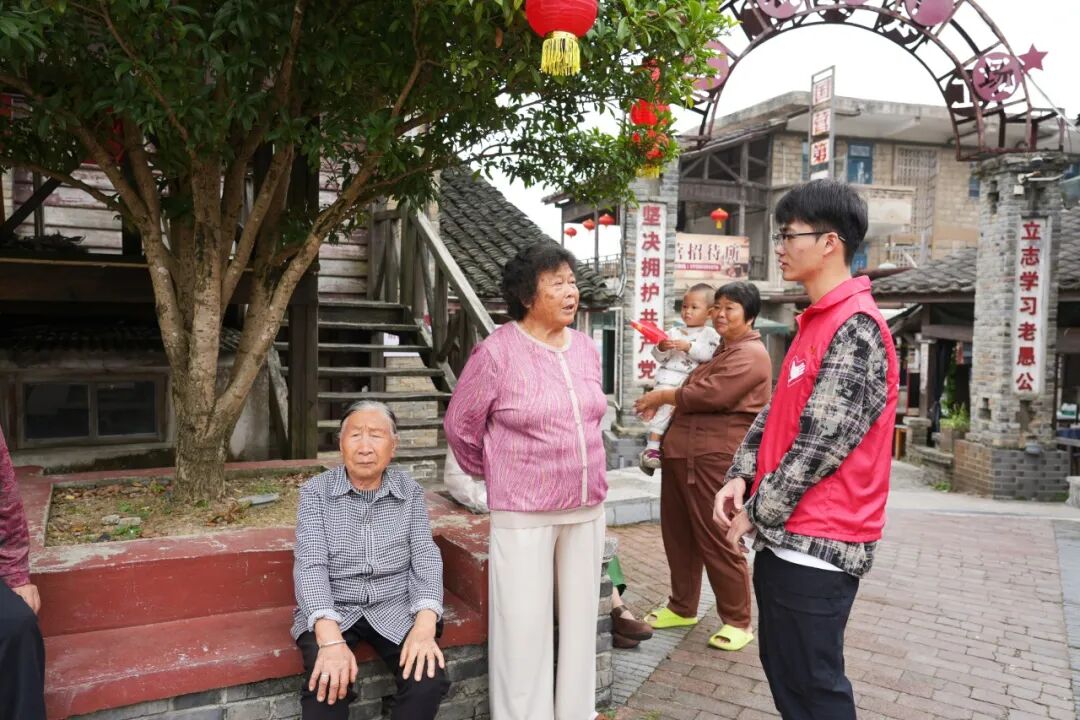 志願者為游客講解景點路線。
