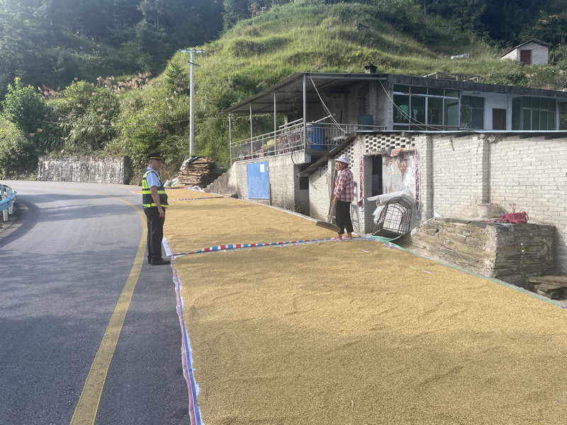 國慶假期期間，執法人員在西江千戶苗寨景區周邊道路開展巡查並整治違規佔道行為。