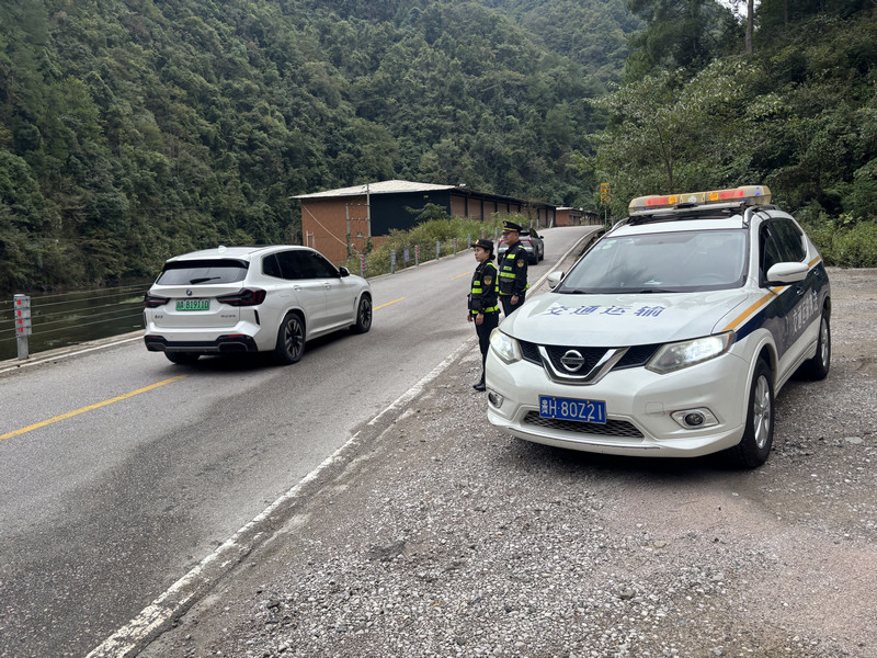 國慶假期期間，執法人員在西江千戶苗寨景區周邊道路開展值守保暢工作。