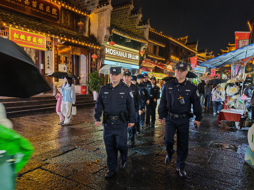 國慶期間，碧江區公安民警在轄區重點區域開展巡邏防控，守護群眾平安過節。張丁方攝