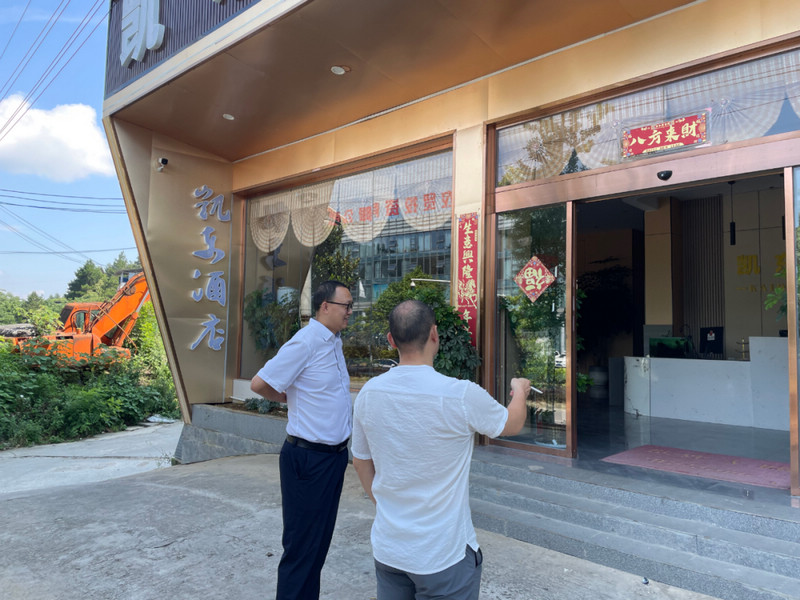 凱裡農商銀行工作人員調研旅居產業。
