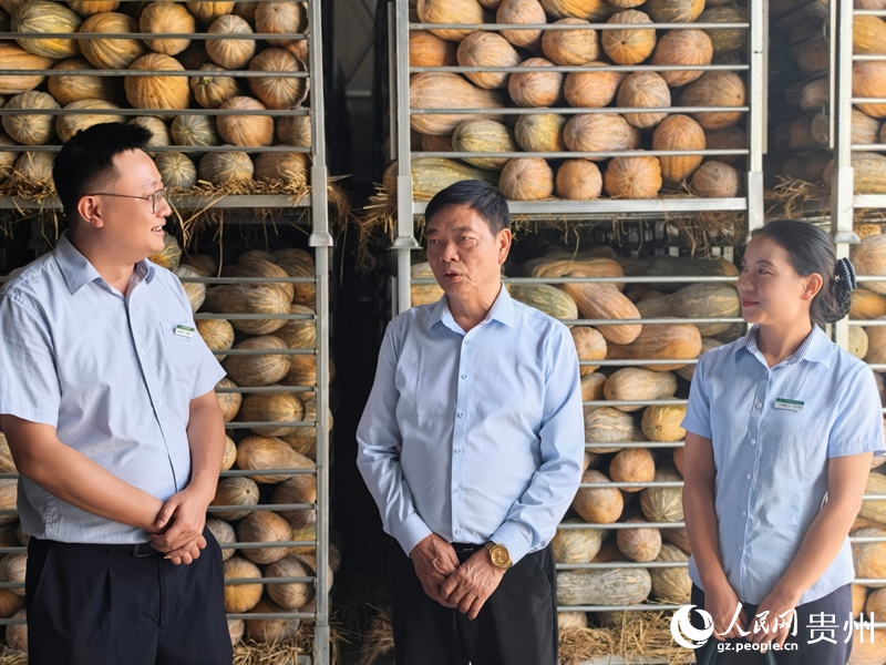 邮储银行织金县支行小企业客户经理向曾爱生了解今年的营收情况。人民网 李永馨摄