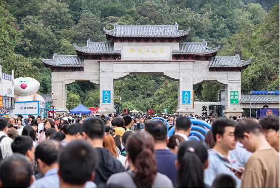 黔灵山公园热度不减。