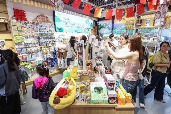 游客在黔灵山公园内文创店购物。
